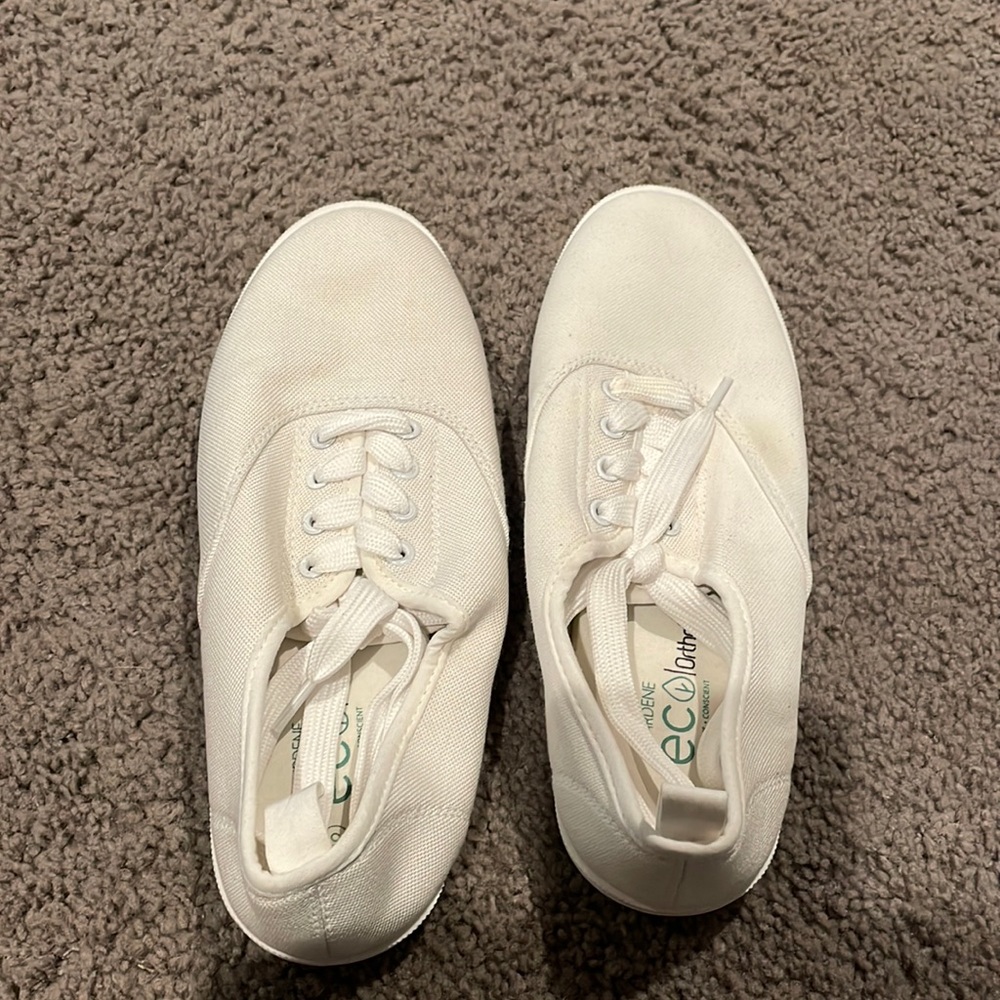 Tennis shoes